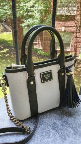 كروس ماركة DKNY