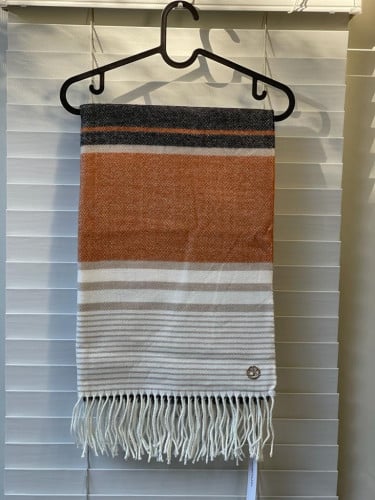 شال ماركة كالفن كلاين