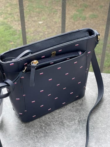 شنطة ماركة تومي هيلفيقر