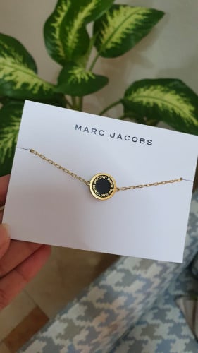 إسوارة ماركة مارك جيكوبس