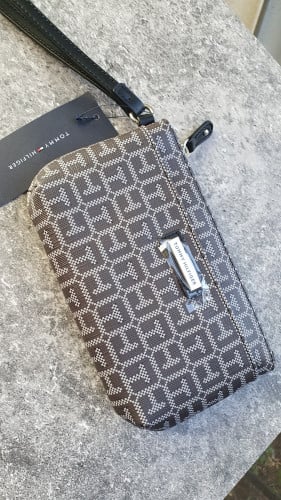 باوتش صغيرة ماركة تومي هيلفيقر