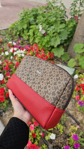 شنطة مكياج ماركة DKNY