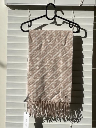 شال ماركة كالفن كلاين