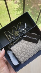 طقم محفظة صغيرة وميدالية مايكل كورس