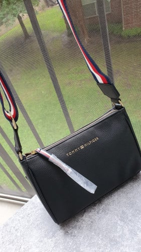 شنطة ماركة تومي هيلفيقر