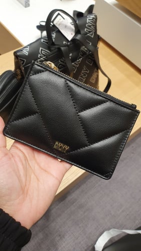 محفظة ماركة DKNY
