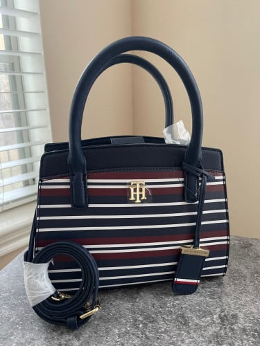 شنطة ماركة تومي هيلفيقر