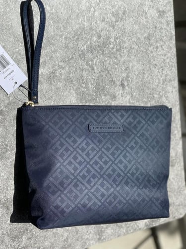 باوتش ماركة تومي هيلفيقر