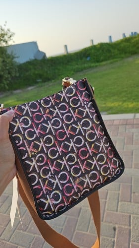 شنطة مع باوتش ماركة كالفن كلاين