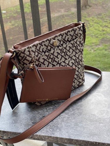 شنطة ماركة تومي هيلفيقر