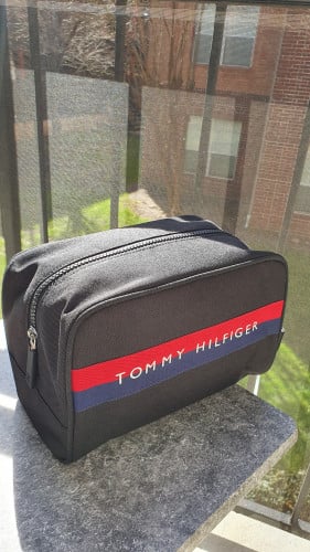 شنطة يد ماركة تومي هيلفيقر