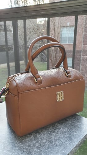 شنطة ماركة تومي هيلفيقر