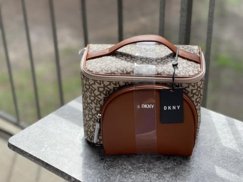 طقم شنطة مكياج ماركة DKNY