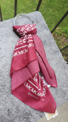 سكارف ماركة مايكل كورس