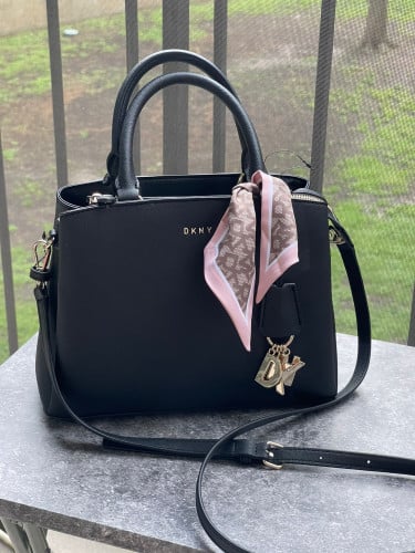 شنطة ماركة DKNY