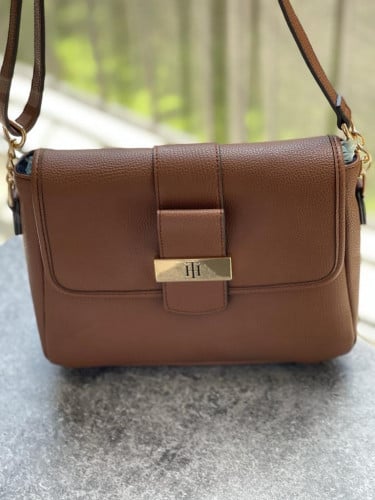 شنطة ماركة تومي هيلفيقر