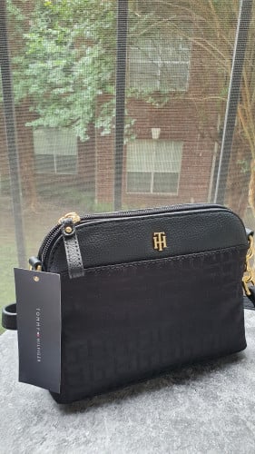 شنطة ماركة تومي هيلفيقر