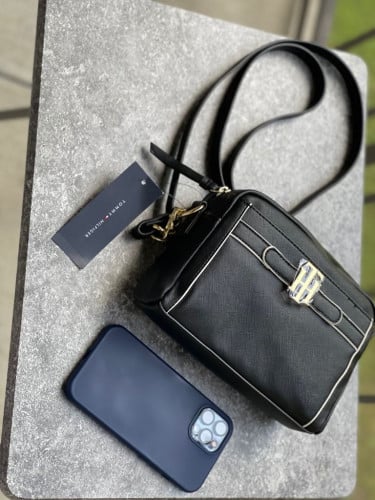 شنطة ماركة تومي هيلفيقر