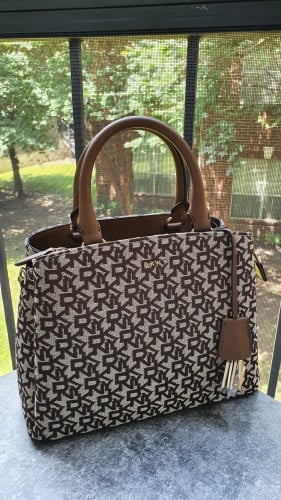 شنطة ماركة DKNY