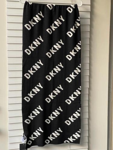 شال ماركة DKNY
