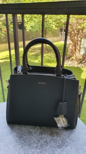 شنطة ماركة DKNY