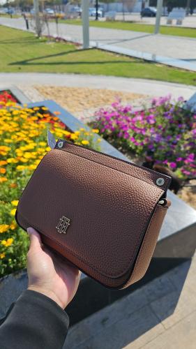 شنطة ماركة تومي هيلفيقر