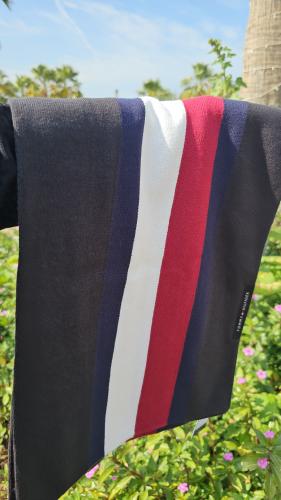 شال رجالي ماركة تومي هيلفيقر