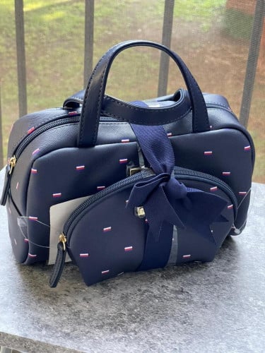 طقم شنطة مكياج ماركة تومي هيلفيقر