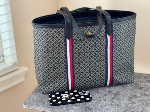 شنطة ماركة تومي هيلفيقر