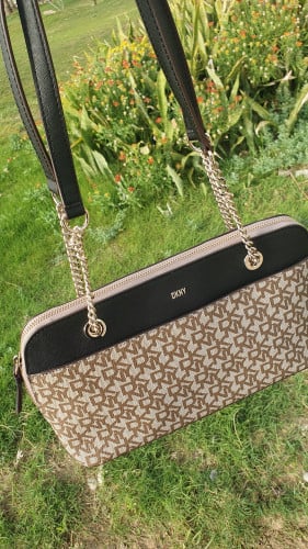 شنطة كتف ماركة DKNY