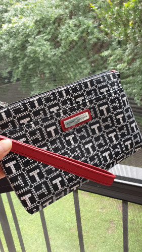 باوتش ماركة تومي هيلفيقر