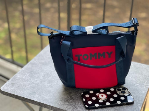 شنطة ماركة تومي هيلفيقر