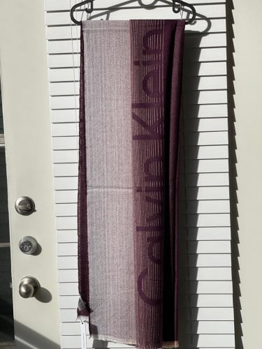 شال ماركة كالفن كلاين