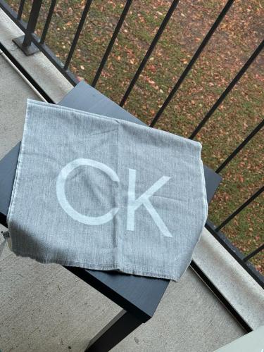 شال ماركة كالفن كلاين