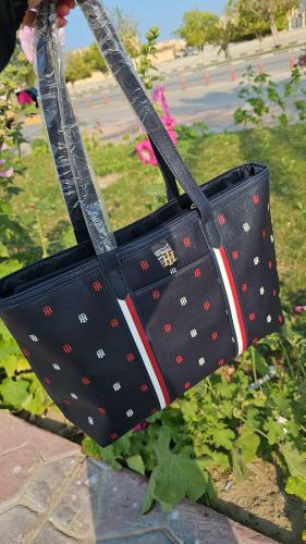 شنطة كبيرة ماركة تومي هيلفيقر