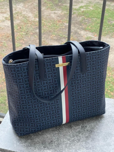 شنطة كبيرة ماركة تومي هيلفيقر