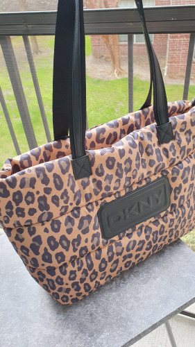 شنطة كتف كبيرة ماركة DKNY