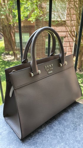 شنطة ماركة DKNY