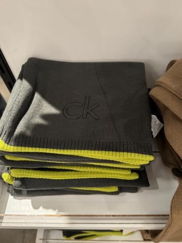 شال رجالي ماركة كالفن كلاين