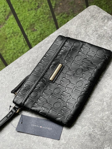 باوتش ماركة تومي هيلفيقر