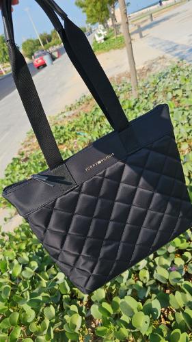 شنطة كبيرة ماركة تومي هيلفيقر