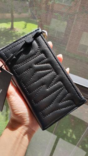 محفظة ماركة DKNY