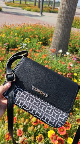 شنطة ماركة تومي هيلفيقر