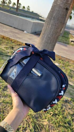 طقم شنطتين مكياج ماركة تومي هيلفيقر