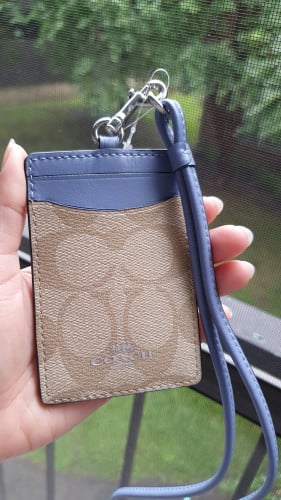 حامل هوية ماركة كوتش