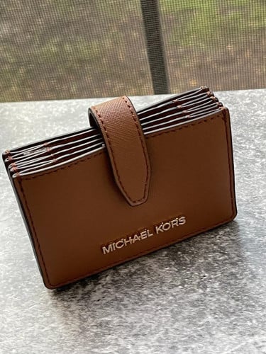 محفظة بطاقات ماركة مايكل كورس