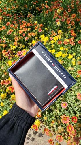 محفظة ماركة تومي هيلفيقر