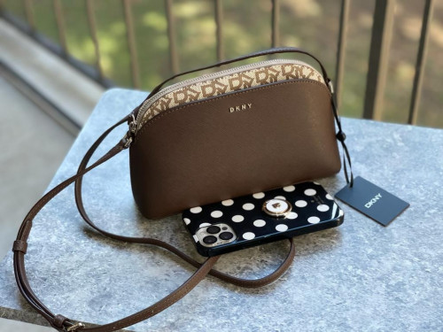 شنطة ماركة DKNY