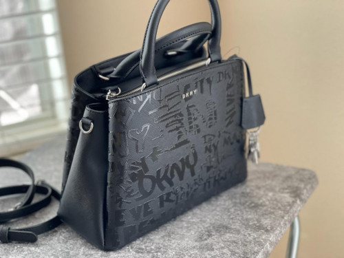 شنطة ماركة DKNY