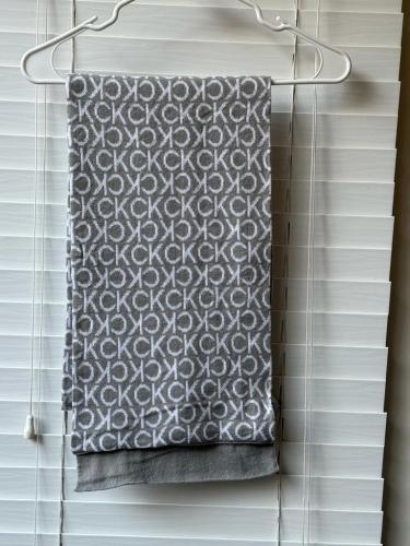 شال ماركة كالفن كلاين